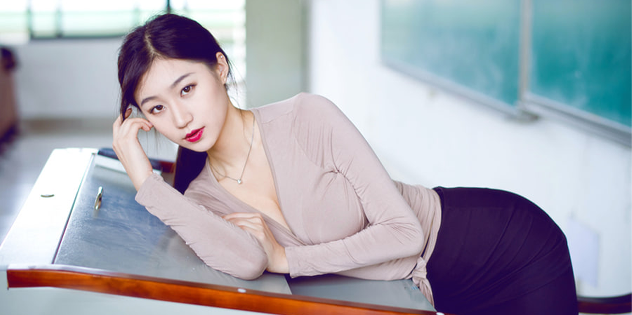 饥渴的巨乳老师』同学眼中严厉的女老师跑书架后掏出大奶狂揉这骚货老师操起来绝对爽死在线观看- 泡泡视频-